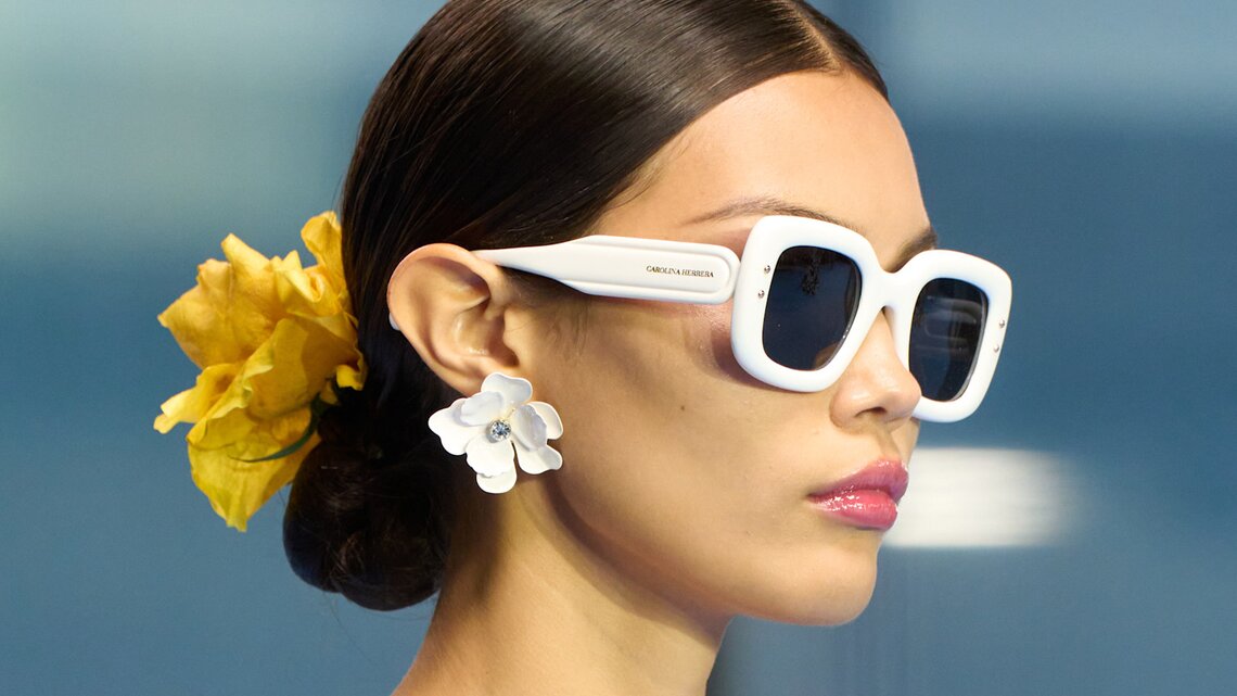 Laufsteg-Look von Carolina Herrera mit weißer Sonnenbrille | © Launchmetrics/Spotlight