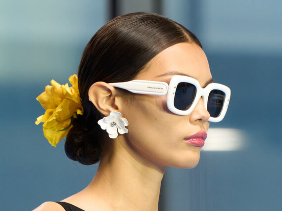 Laufsteg-Look von Carolina Herrera mit weißer Sonnenbrille