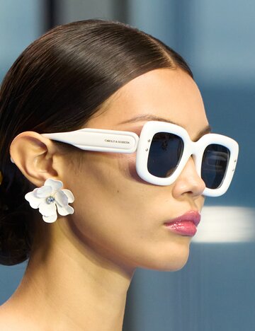 Laufsteg-Look von Carolina Herrera mit weißer Sonnenbrille | © Launchmetrics/Spotlight