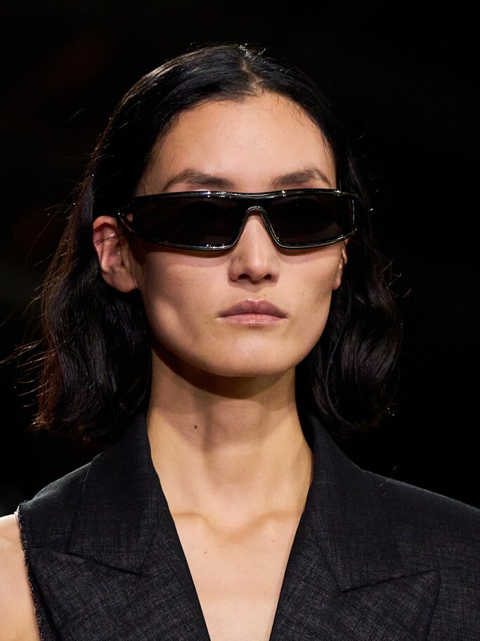 Schmale Sonnenbrille auf dem Laufsteg von Victoria Beckham | © Launchmetrics/Spotlight