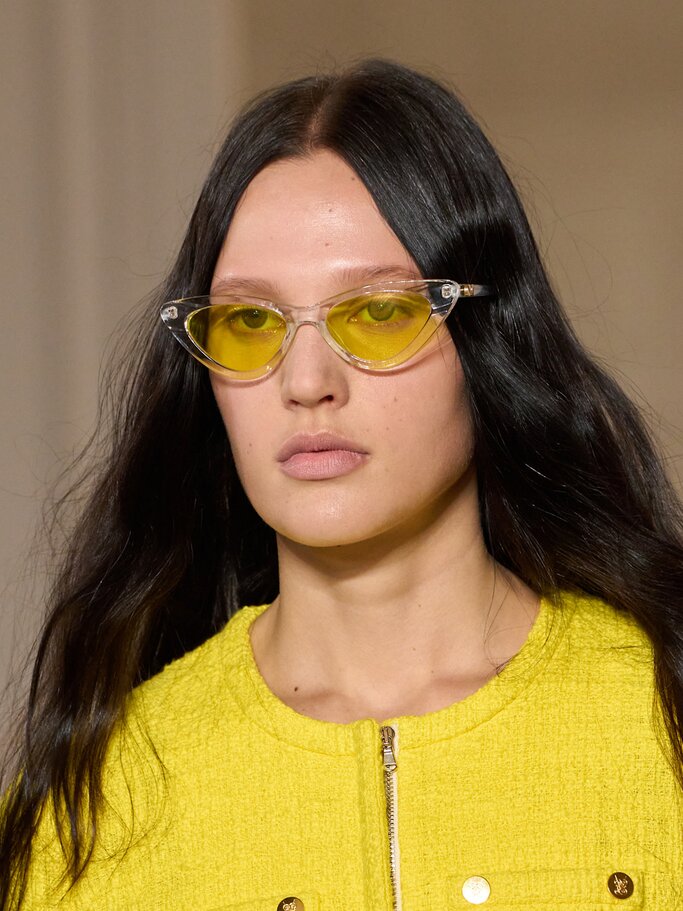 Gelbe Sonnenbrille auf dem Laufsteg von Giambattista Valli | © Launchmetrics/Spotlight