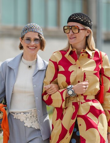 Streetstyle von zwei Frauen mit Häkelmützen | © Getty Images/Edward Berthelot