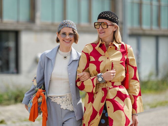 Streetstyle von zwei Frauen mit Häkelmützen | © Getty Images/Edward Berthelot