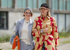Streetstyle von zwei Frauen mit Häkelmützen