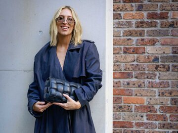 Frau mit Trenchcoat aus Denim | © Getty Images/Hanna Lassen
