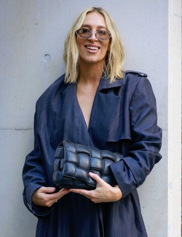 Frau mit Trenchcoat aus Denim | © Getty Images/Hanna Lassen