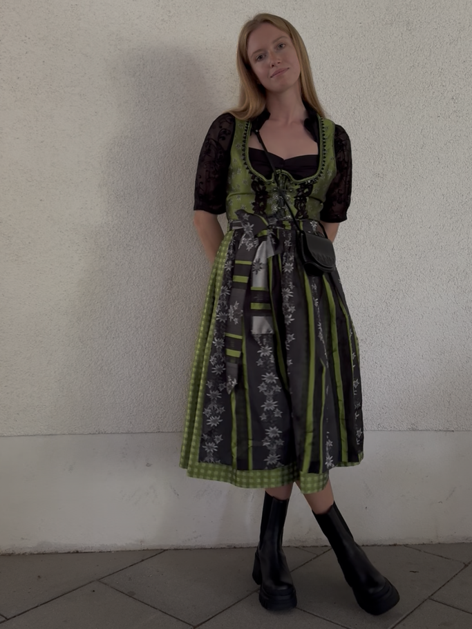 Redakteurin Sandra ist mit ihrer Dirndl-Ausbeute auf Sellpy mehr als happy. | © Sandra Zendel