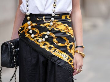 Streetstyle von Alba Garavito Torre mit um die Hüfte gebundenem Seidentuch | © Getty Images/Edward Berthelot