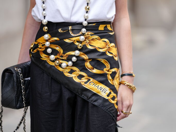 Streetstyle von Alba Garavito Torre mit um die Hüfte gebundenem Seidentuch | © Getty Images/Edward Berthelot