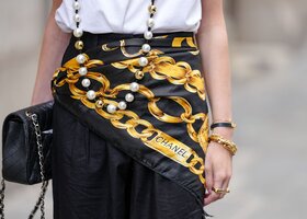 Streetstyle von Alba Garavito Torre mit um die Hüfte gebundenem Seidentuch