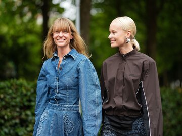 Streetstyle von Jeanette Madsen und Thora Valdimars | © Getty Images/Edward Berthelot