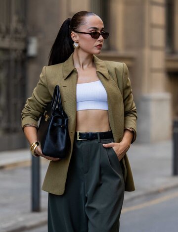 Streetstyle-Look mit Crop Top und Blazer | © Getty Images/Christian Vierig 