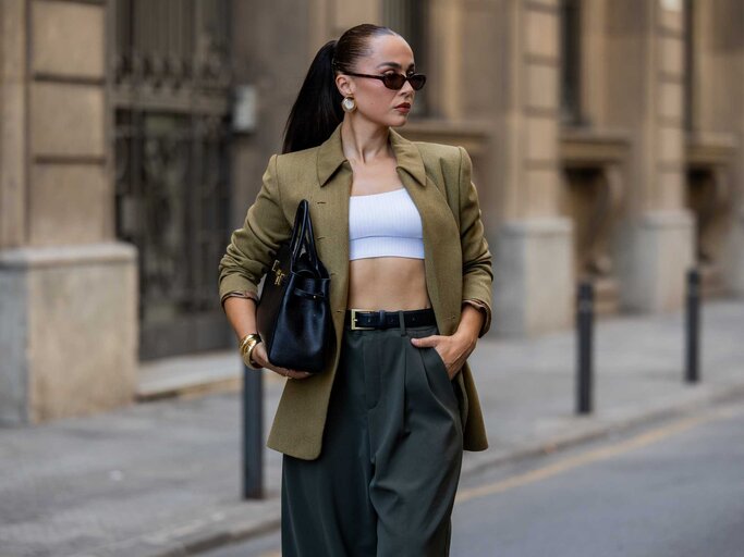 Streetstyle-Look mit Crop Top und Blazer | © Getty Images/Christian Vierig 