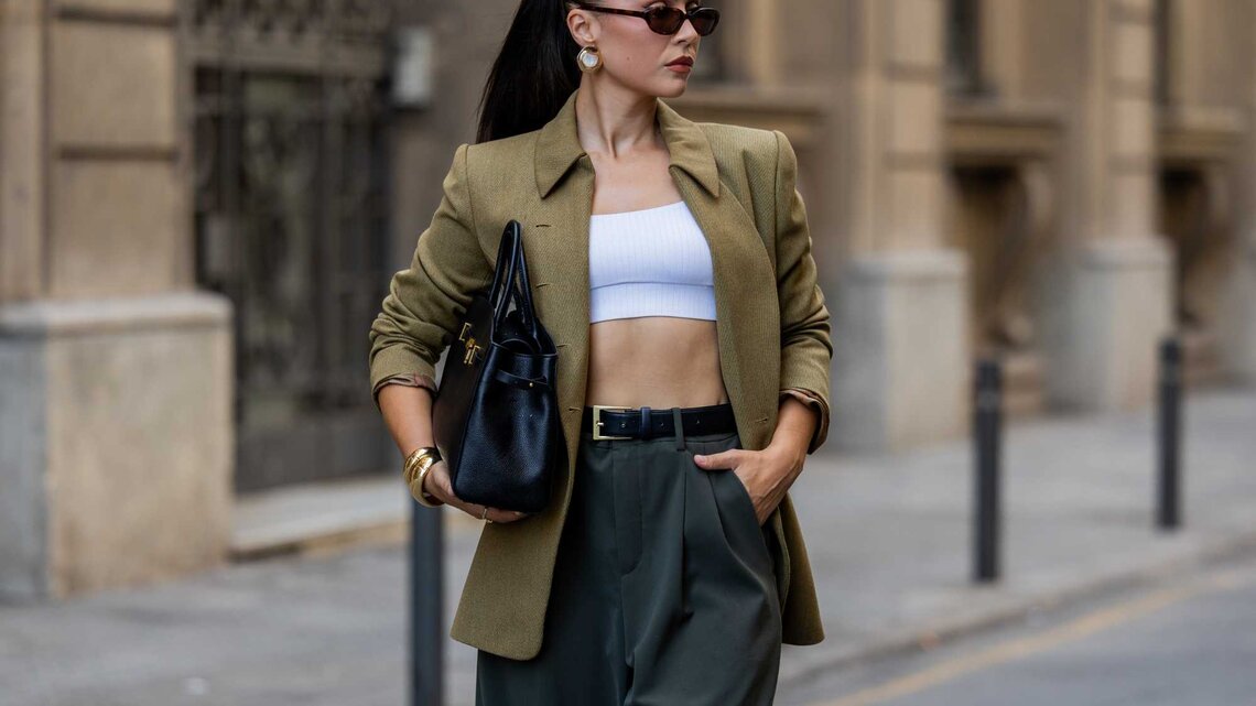 Streetstyle-Look mit Crop Top und Blazer | © Getty Images/Christian Vierig 