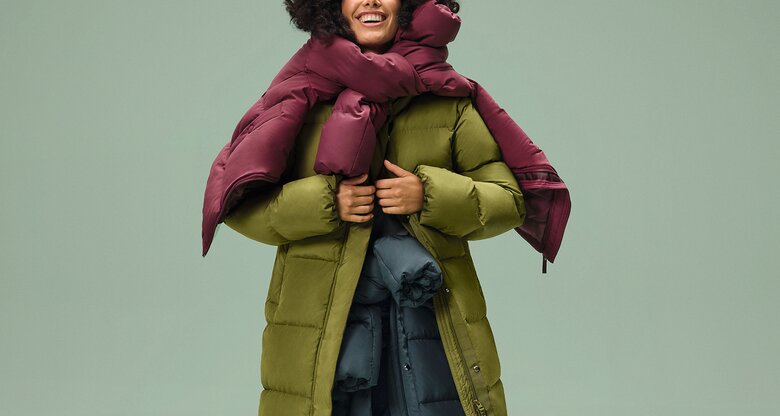 Model trägt mehrere Daunenjacken von C&A | © C&A