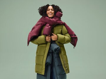Model trägt mehrere Daunenjacken von C&A | © C&A