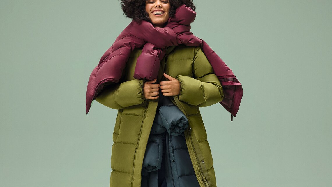 Model trägt mehrere Daunenjacken von C&A | © C&A
