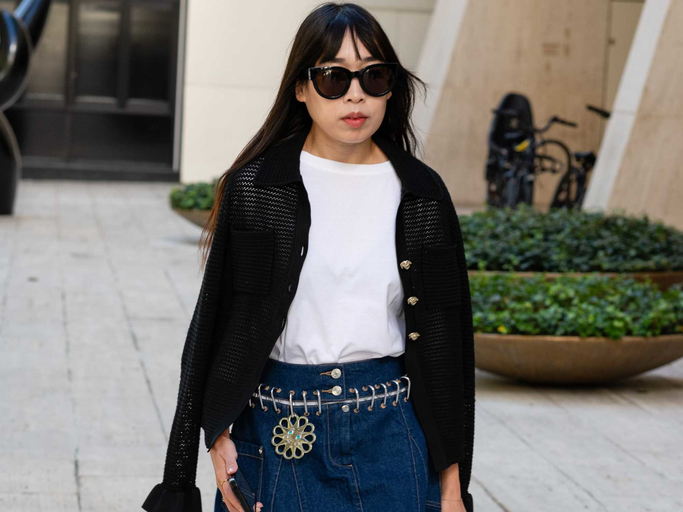 Frau trägt ein weißes Hemd und einen schwarzen Cardigan | © Getty Images/Jade Tillman Belmes