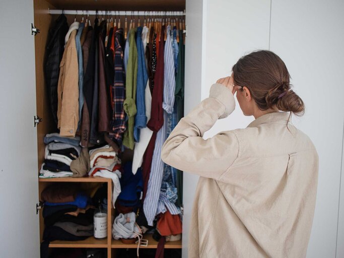 Frau steht vor vollem Kleiderschrank | © Adobe Stock/Lais