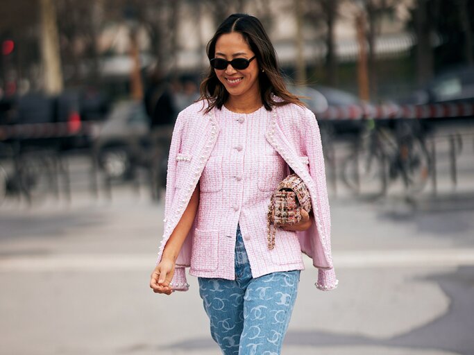 Aimee Song in rosa Tweedjacke und blauer Jeans | © Launchmetrics/Spotlight
