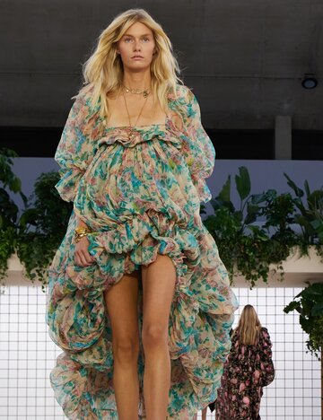 Models mit Blumenkleidern auf dem Laufsteg von Chloé | © Getty Images/Peter White