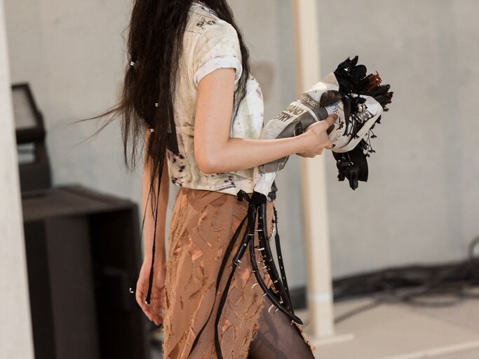 Model mit schwarzen Lederblumen auf dem Laufsteg von Milk of Lime | © Berlin Fashion Week/Ines_Bahr