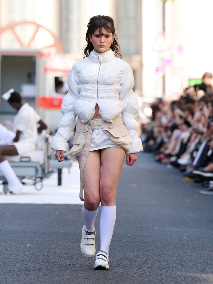 Weiße Kniestrümpfe auf dem Laufsteg von Clara Colette Miramon | © Berlin Fashion Week/James Cochrane