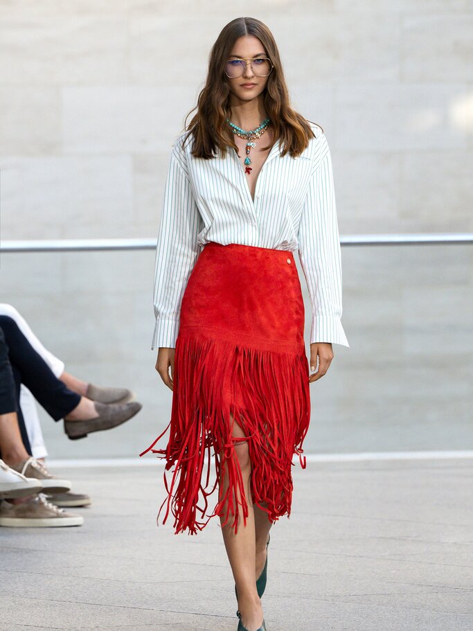 Roter Fransenrock auf dem Laufsteg von Marc Cain | © Berlin Fashion Week/Stefan Knauer