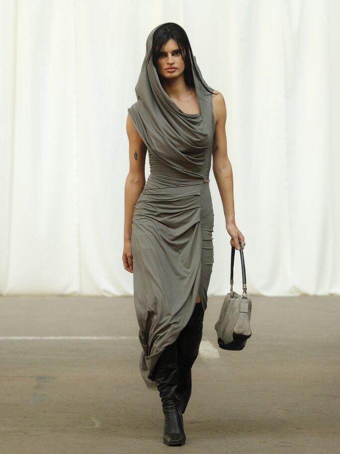 Drapiertes Kleid auf dem Laufsteg von Haderlump | © Berlin Fashion Week/Boris Marberg