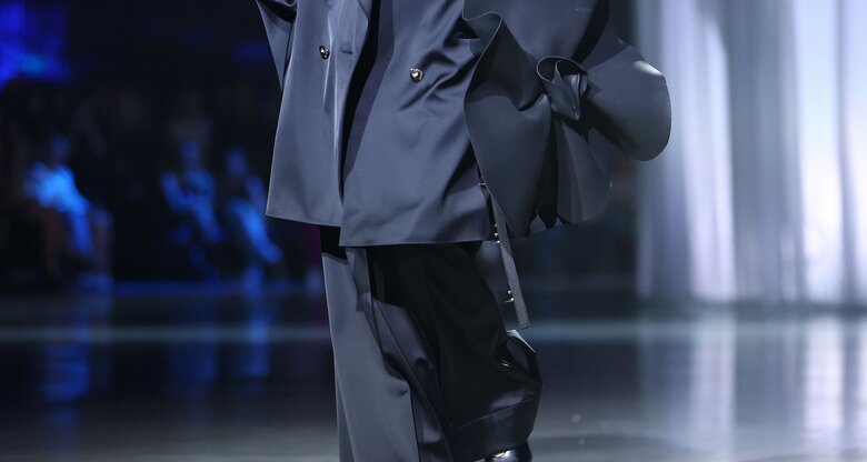 Schwarzer Runway-Look von Kilian Kerner | © Getty Images/Joern Pollex