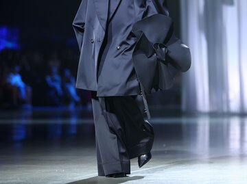 Schwarzer Runway-Look von Kilian Kerner | © Getty Images/Joern Pollex