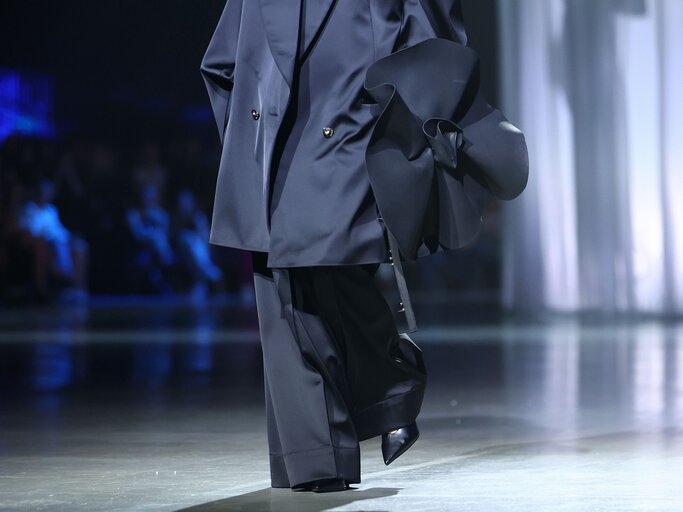 Schwarzer Runway-Look von Kilian Kerner | © Getty Images/Joern Pollex