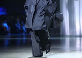Schwarzer Runway-Look von Kilian Kerner