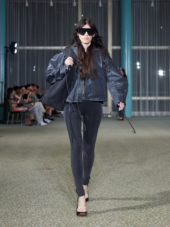 Model in schwarzer Jeggings und schwarzer Lederjacke auf dem Laufsteg von Ottolinger | © Berlin Fashion Week/Finnegan Koichi Godenschweger