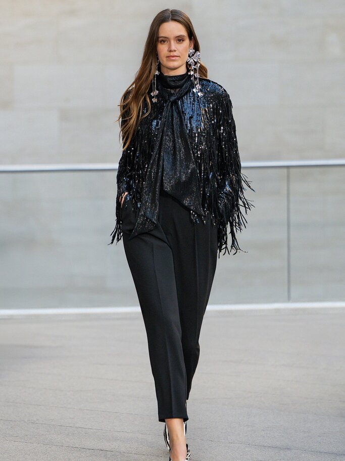 Schwarzer Look mit Pailletten auf dem Laufsteg von Marc Cain | © Berlin Fashion Week/Stefan_Knauer