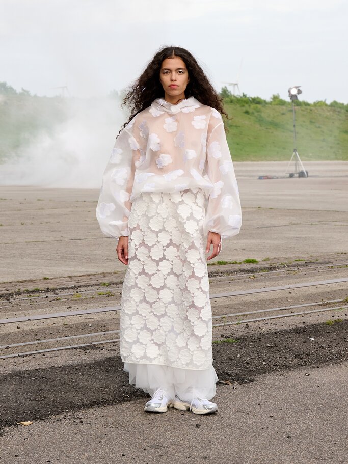 Model in transparentem, weißen Outfit von Cecilie Bahnsen | © Copenhagen Fashion Week/James Cochrane