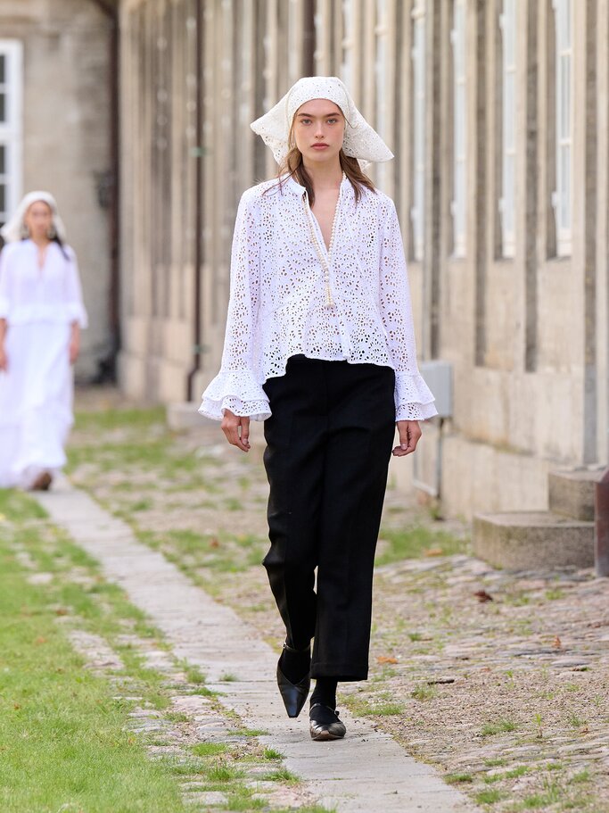 Weißes Kopftuch auf dem Laufsteg von Skall Studio | © Copenhagen Fashion Week/James Cochrane