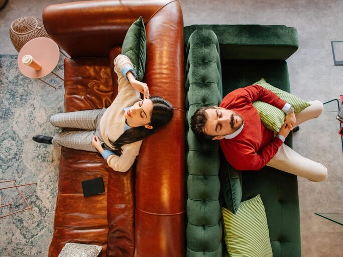 Paar auf getrennten Sofas | © Getty Images/Vuk Saric