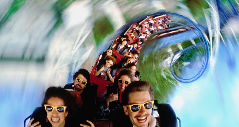 Menschen in einer schwindeligen Achterbahn. | © Getty Images/Robert Landau