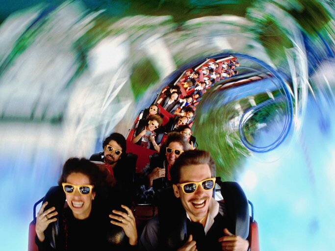 Menschen in einer schwindeligen Achterbahn. | © Getty Images/Robert Landau