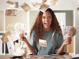 Person mit viel Geld in den Händen | © Getty Images/PeopleImages