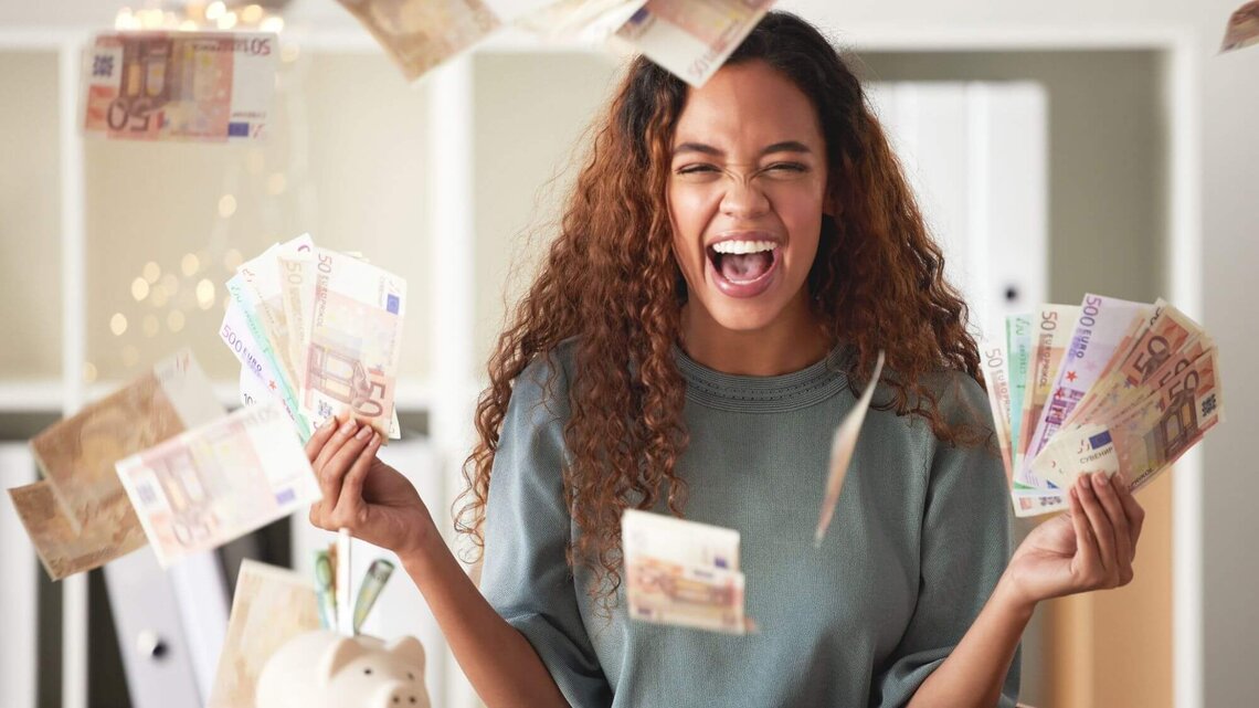 Person mit viel Geld in den Händen | © Getty Images/PeopleImages