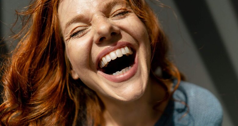 Lachende Person | © Getty Images/Westend61