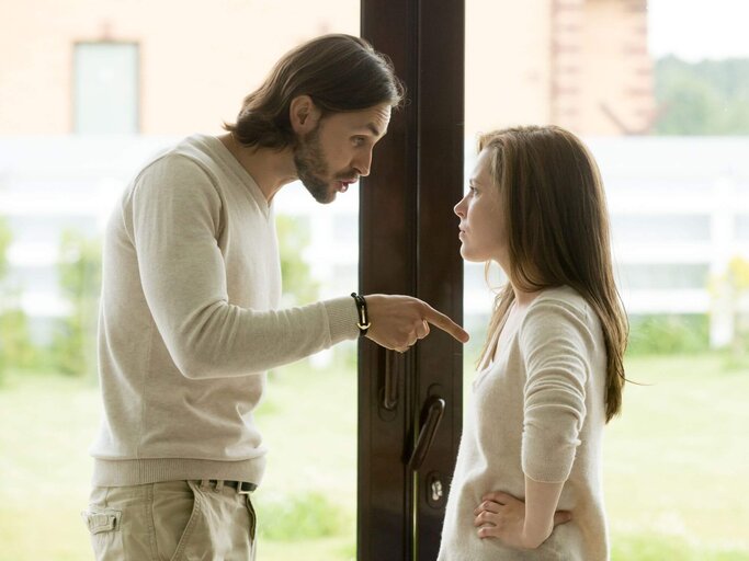 Paar streitet vor Fenster | © Getty Images/fizkes