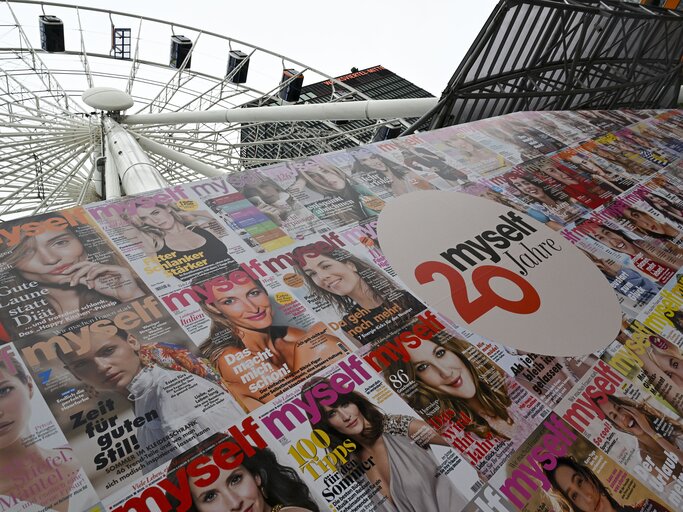 Umadum Riesenrad mit myself-Covern im Vordergrund | © PR-Foto Getty Images for myself/Hannes Magerstädt