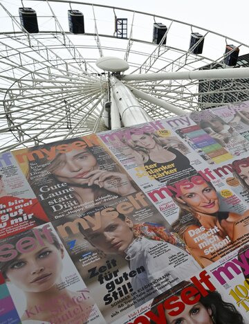 Umadum Riesenrad mit myself-Covern im Vordergrund | © PR-Foto Getty Images for myself/Hannes Magerstädt