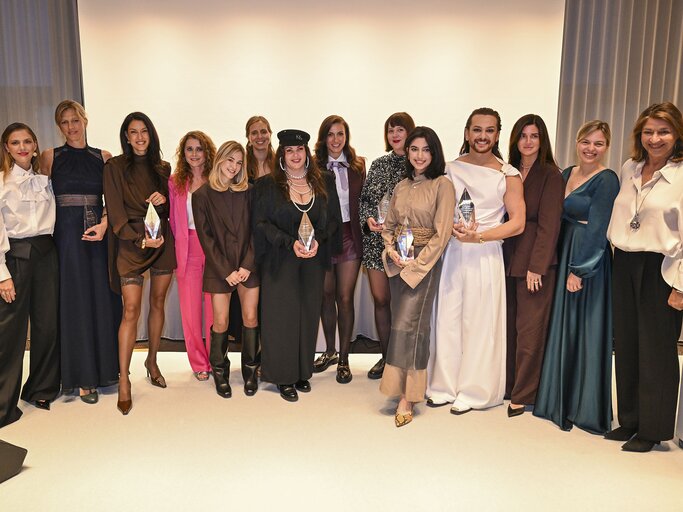 Die Gewinner*innen und Laudator*innen des myself Awards mit Moderatorin Viviane Geppert (l.) und Chefredakteurin Sabine Hofmann (r.) | © Hannes Magerstädt / Getty Images for myself