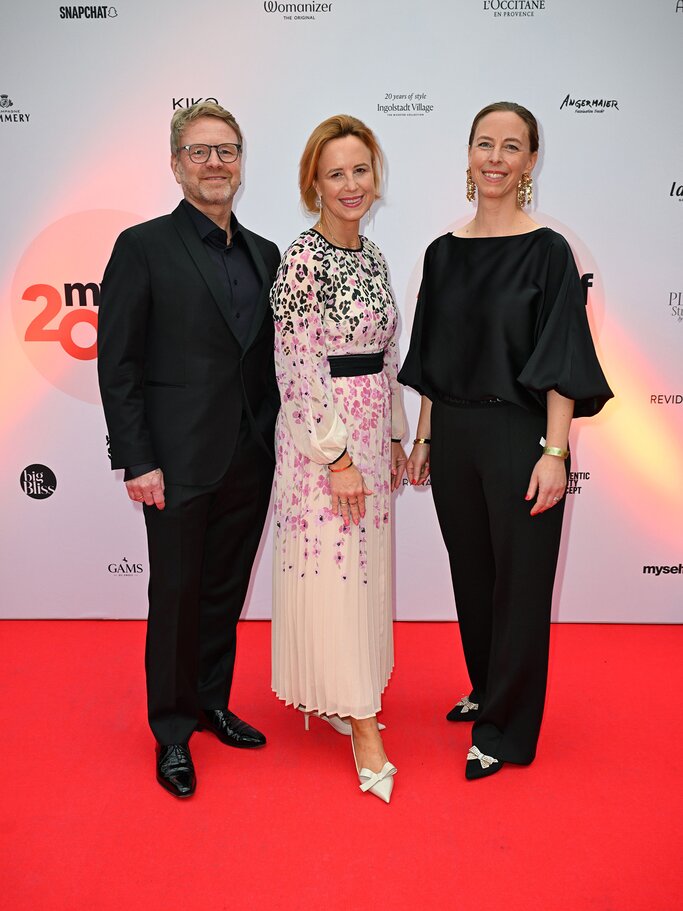 Niklas Wilcke, Julia Becker und Nora Marx beim myself Jubiläum | © Hannes Magerstaedt / Getty Images for myself