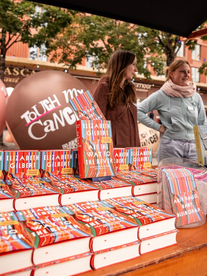 Stand mit Büchern von S. Fischer Verlage auf dem Vorplatz | © Jelena Bogicevic (Helen deine Fotografin) 