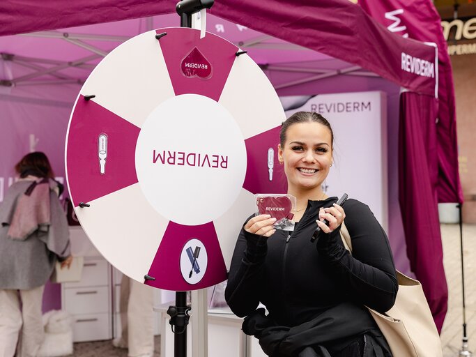 Riesenrad von Reviderm mit Gewinnerin auf dem Vorplatz | © Jelena Bogicevic (Helen deine Fotografin) 